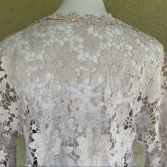 🔥5/$20🔥 Lace Light Lavender Blouse size L - Picture 8 of 12